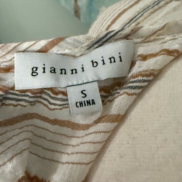 Long sleeve, light weight crop. - Picture 8 of 8